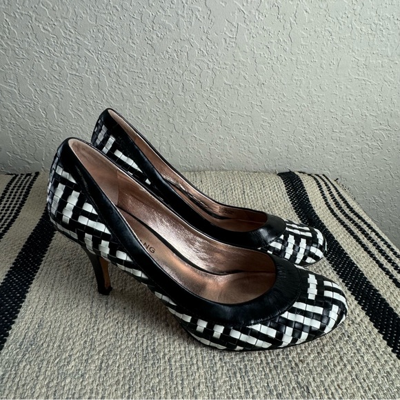 Arturo Chiang Castle Woven Leather Pump Heels in Black and White - Picture 5 of 8